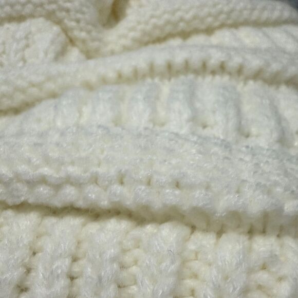Redess Creamy white (ivory) Knit Beanie Hat with Faux Fur Pom – Soft & Cozy - Picture 5 of 15